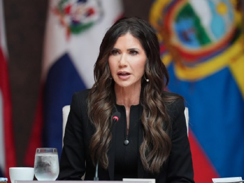 Escándalo golpea a Kristi Noem, exsecretaria de Seguridad de EU; filtran fotos de doble vida de su esposo