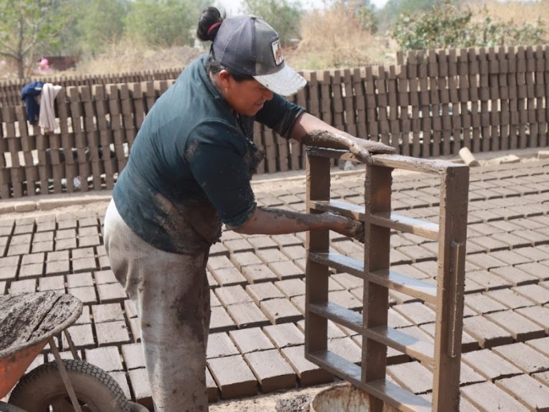 Retoman escrituración y programa de atención para ladrilleros de León