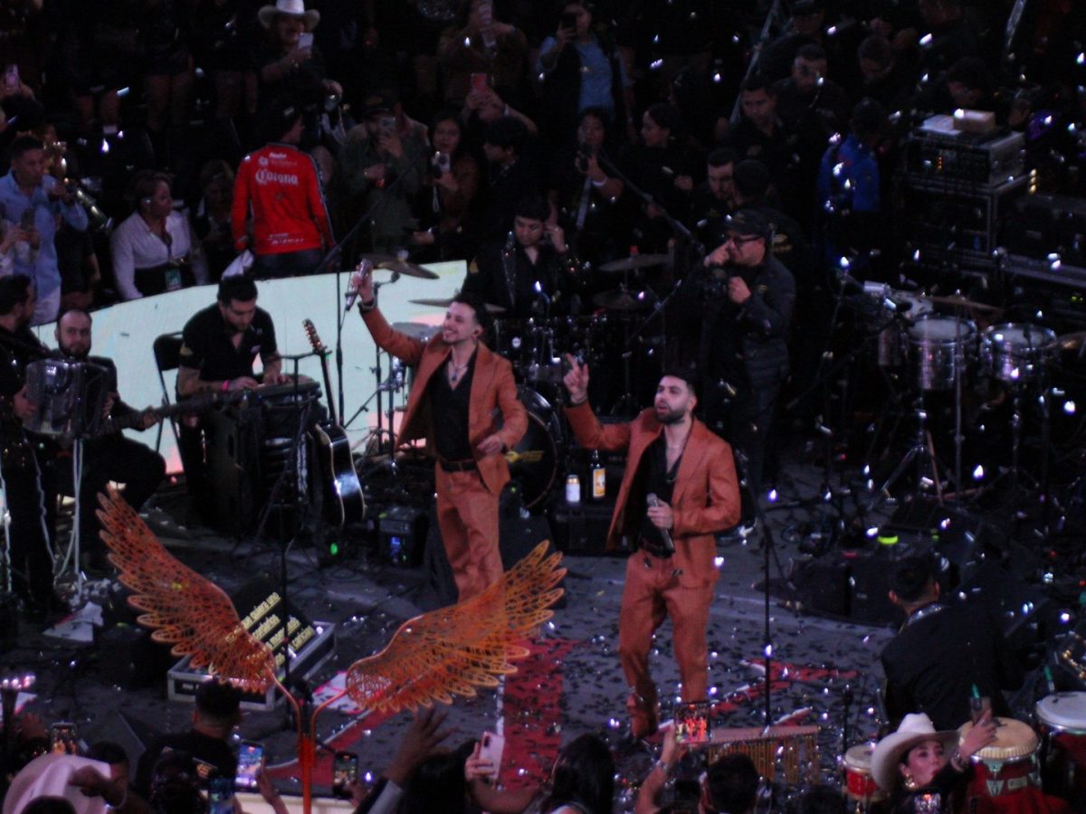 Los Parras inauguran con éxito el Palenque de la Feria de las Fresas 2026