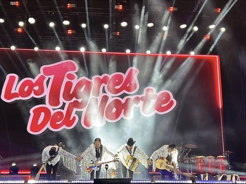 ¡Lleno impresionante! Los Tigres del Norte cierran Feria de las Fresas 2026 con colosal éxito