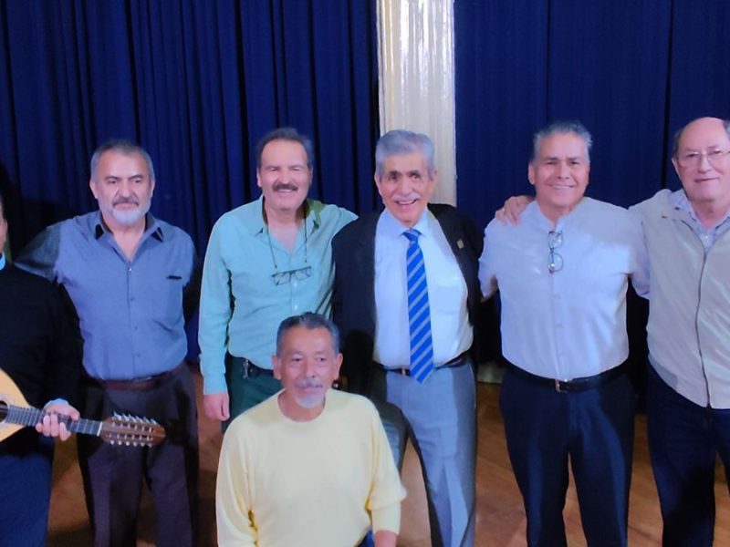 Orgullo abeja: Luis Rodríguez “El Trucus” celebra patrimonio cultural de la Estudiantina UG