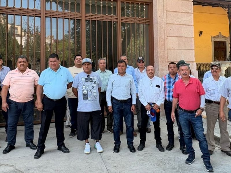Taxistas de Guanajuato capital se manifiestan en Palacio de Gobierno; piden aplicar la ley a plataformas