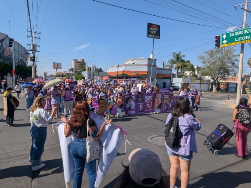 Mujeres visibilizan violencia que sufren y exigen sus derechos en marcha del 8M en Irapuato