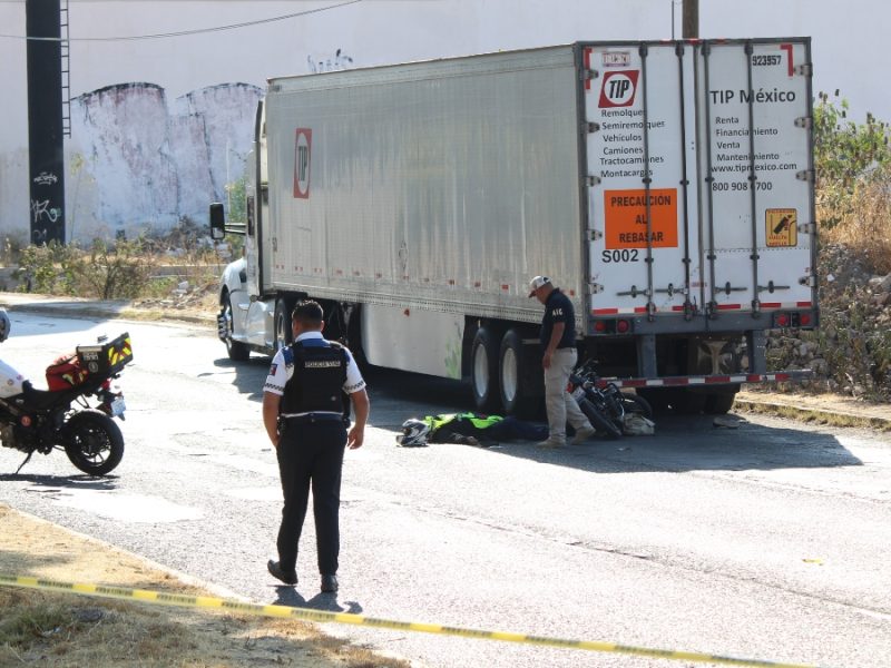 Muere motociclista al instante en León, al chocar de frente contra tráiler en el Juan Alonso de Torres