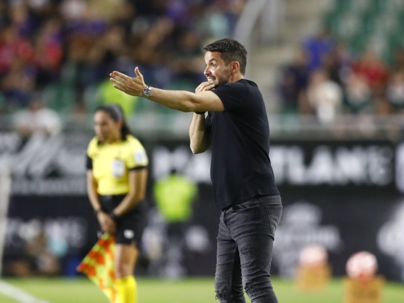 Árbitra Karen Díaz niega saludar a Nicolás Larcamón; Paco Chacón la defiende