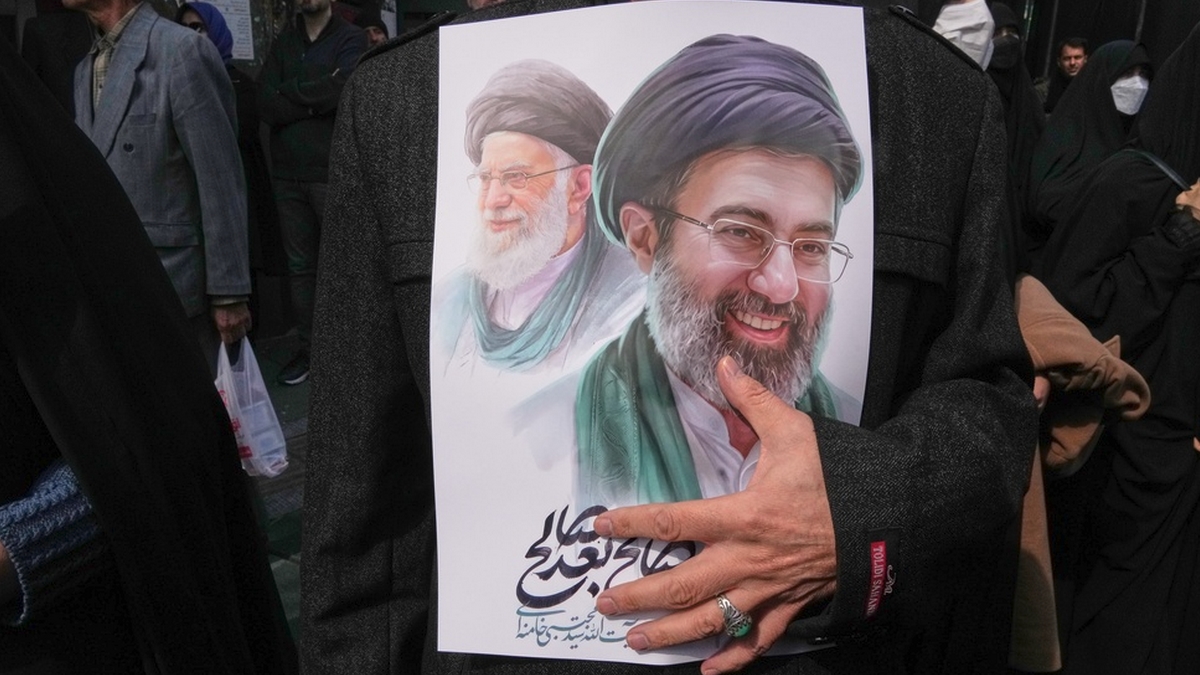 Ayatolá Mojtaba Khamenei (derecha), sucesor de su difunto padre, el Ayatolá Ali Khamenei