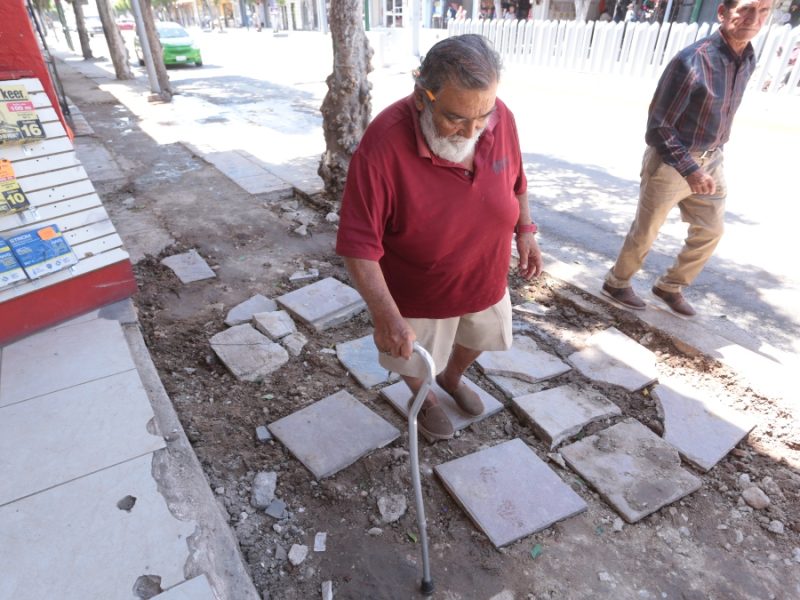 Obras de Sapal en la Miguel Alemán ponen en riesgo a peatones y afectan al comercio