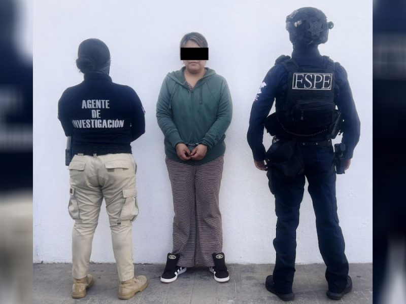 Detienen a una agente estatal por presuntamente colaborar con banda dedicada al robo de autotransporte