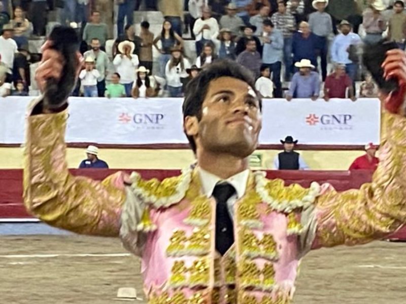 Paco Martínez sale en hombros en corrida de la Feria de las Fresas en Irapuato