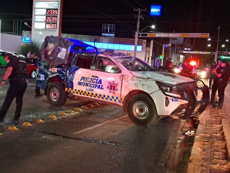 Impactan patrulla de la Policía de León y da varias volteretas; hay cuatro agentes heridos