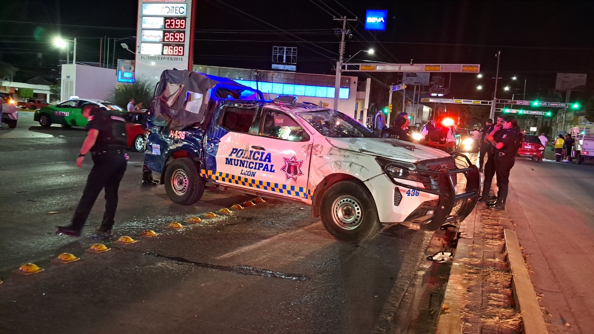 Patrulla de policía volcada en León