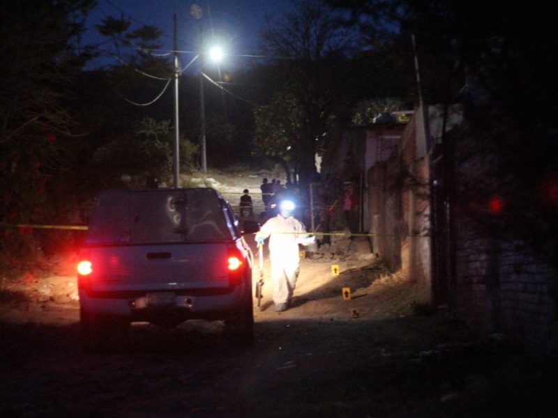 Apagan auto que se incendiaba y descubren cadáver calcinado en la Juventino Rosas-Salamanca