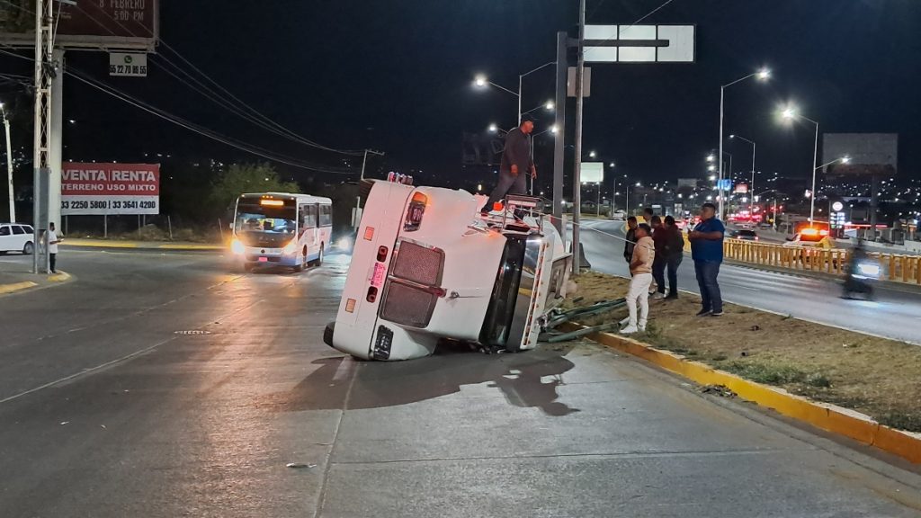 Pipa de agua volcada en León