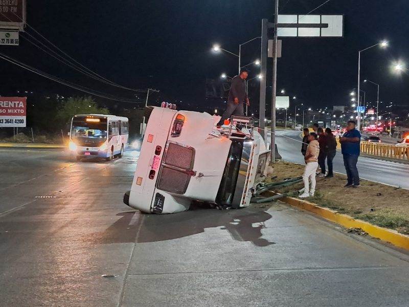 Con aliento alcohólico y a exceso de velocidad, operador vuelca pipa de agua en León