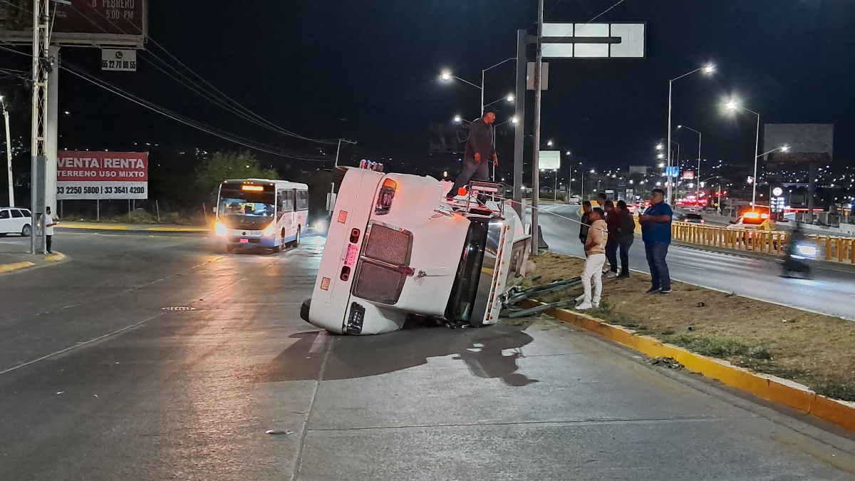 Pipa de agua volcada en León