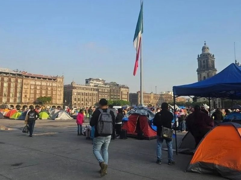 Confrontan maestros de CNTE a policías por instalarse en el Zócalo; exigen respuesta de Claudia