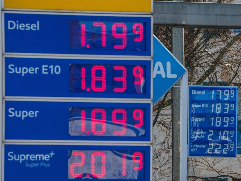 ¿Esperan gasolinazo en México? Sheinbaum analiza con SHCP impacto por guerra en Irán