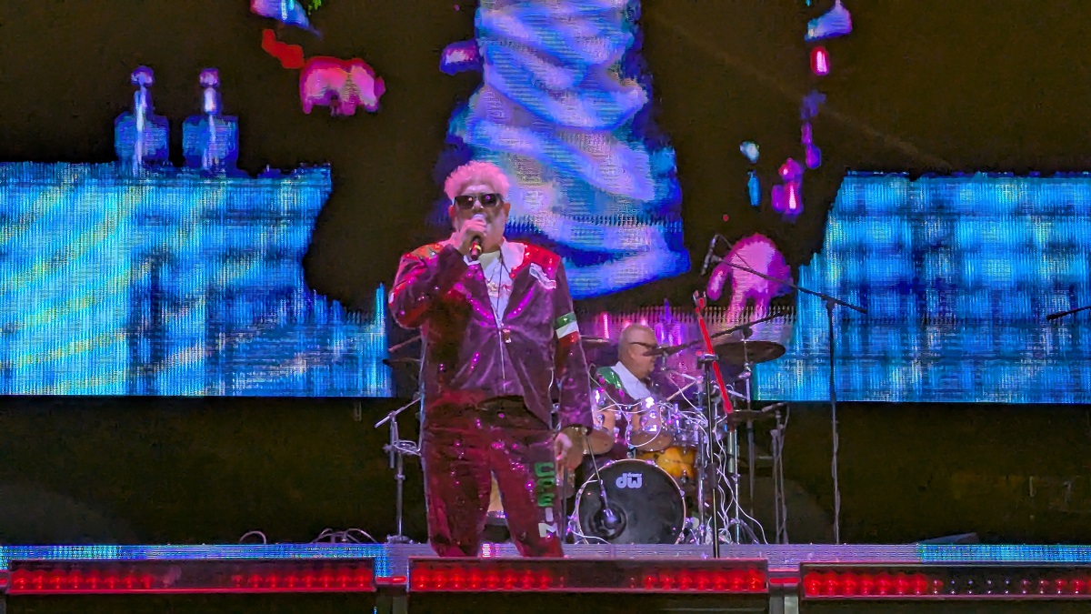 Casimiro Zamudio de Mi Banda El Mexicano cantando en el Foro de la Gente durante la Feria de las Fresas 2026 en Irapuato