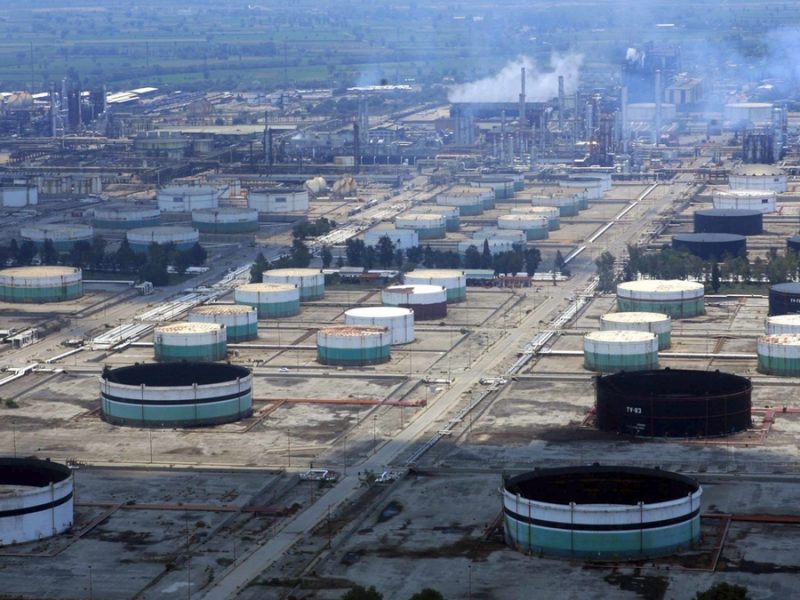 Guerra en Medio Oriente provocaría baje oferta de petróleo a 8 millones de barriles diario