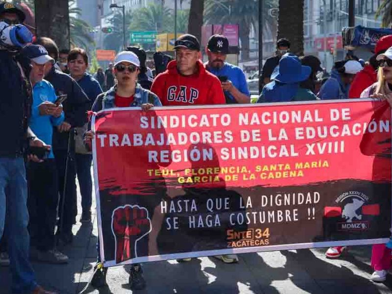 Bloquea CNTE vías en CDMX y amaga con paros en el Mundial si Claudia no los atiende