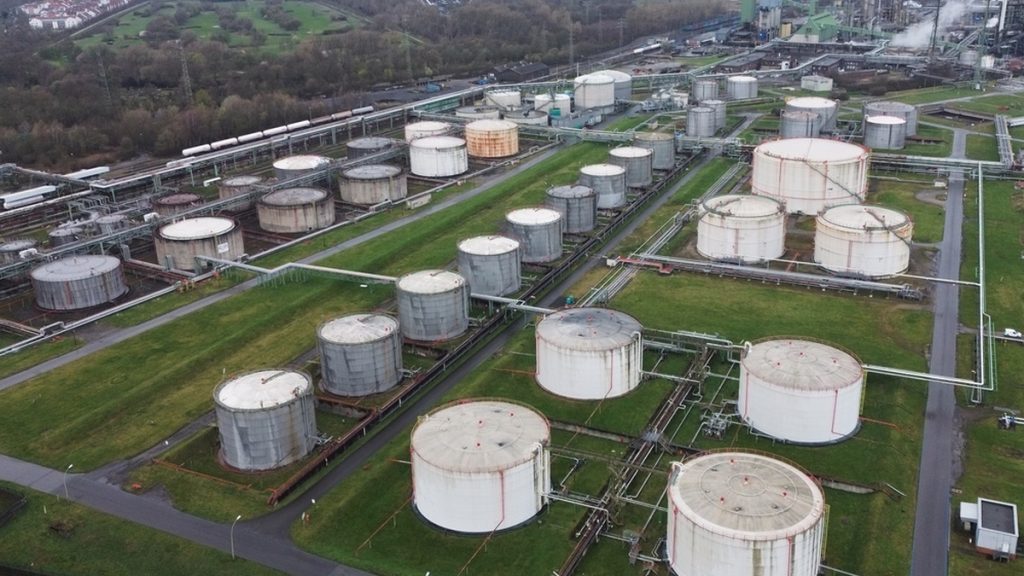 Petróleo alcanza los 107 dólares