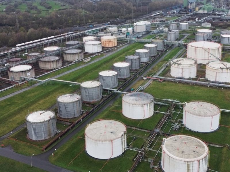 Supera los 107 dólares precio de barril de petróleo y bolsas de EU caen por guerra con Irán