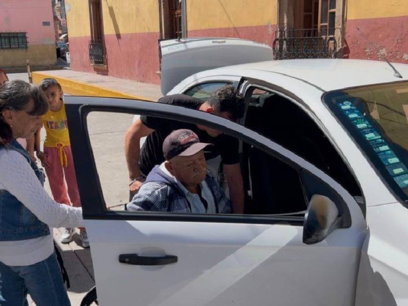 Pacientes de Manuel Doblado dependen del apoyo de vehículos oficiales para llegar a terapias