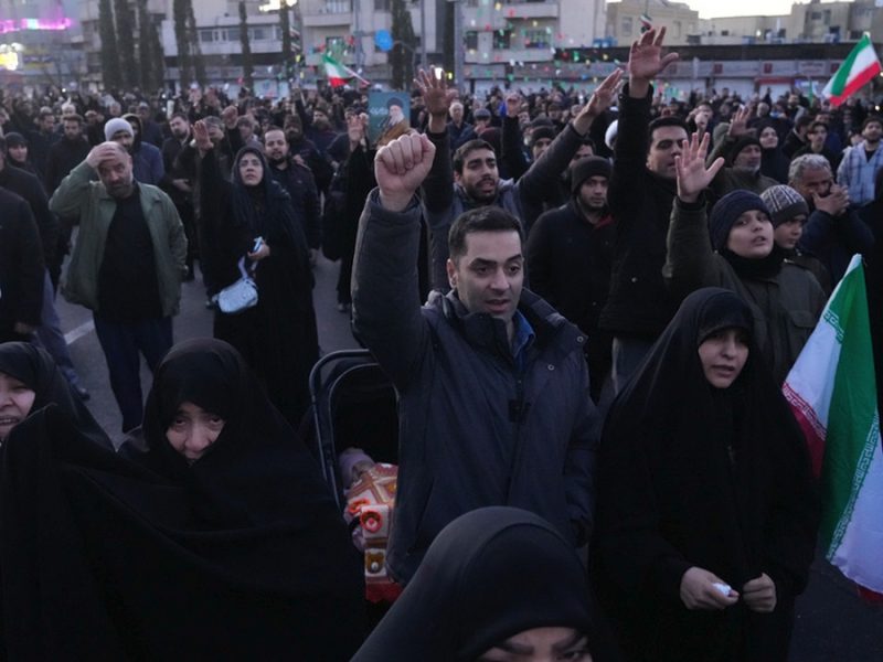 Bombardean EU e Israel buques de Irán; mientras Trump dispuesto a dialogar con nuevos líderes