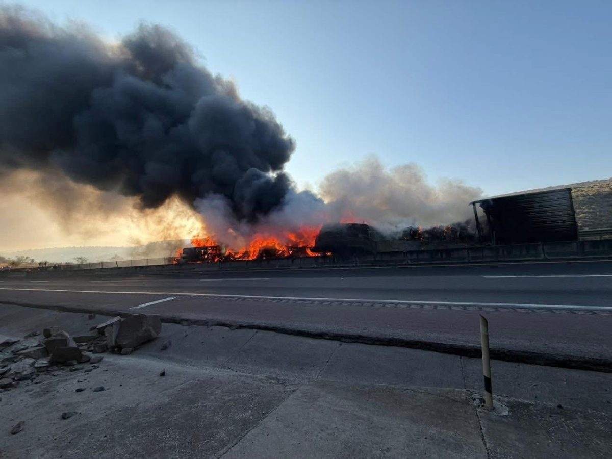 Choque e incendio de tres vehículos moviliza a bomberos en Tula
