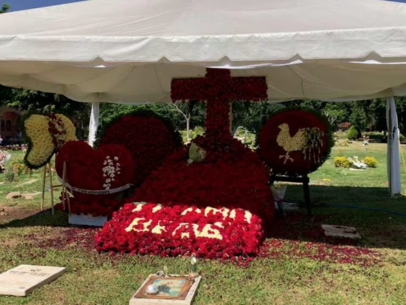 Vigilada por “halcones”, tumba de El Mencho se vuelve atractivo turístico de Jalisco