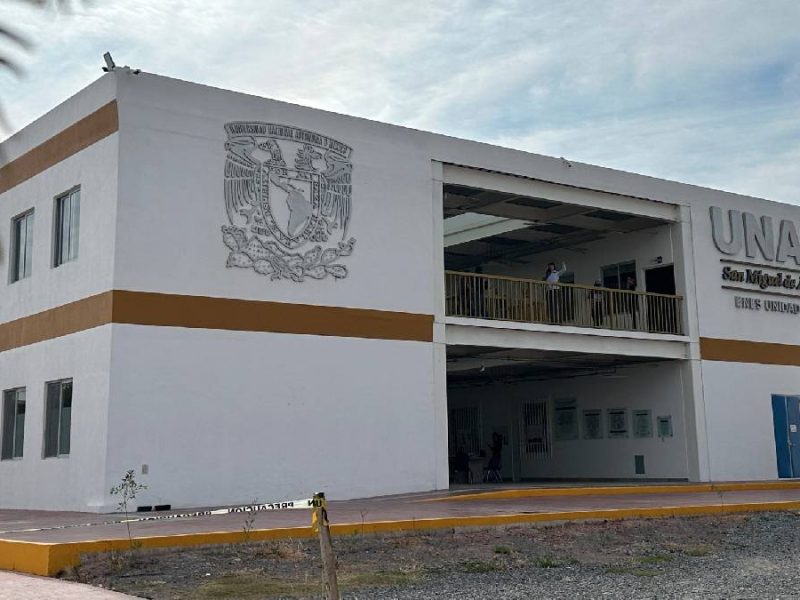 Suspenden actividades en la UNAM León por incendio de pastizal