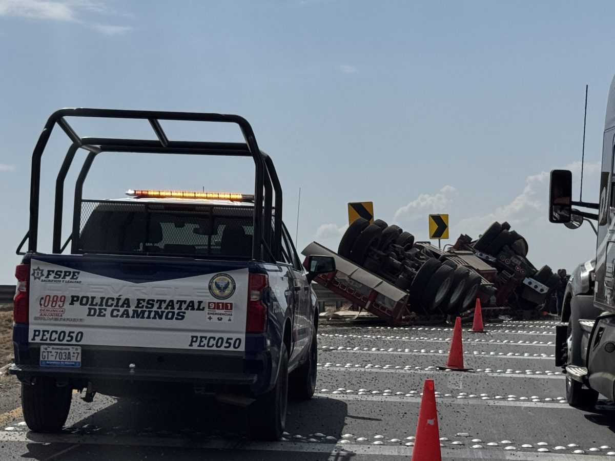 Tráiler con alambrón vuelca sobre al Libramiento Sur de Celaya