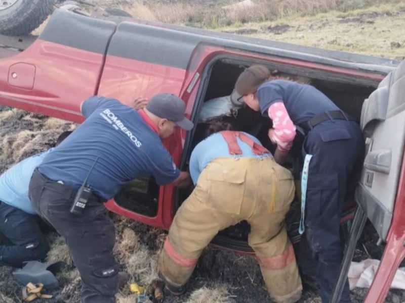 Adulto mayor queda prensado tras volcar su Tacoma en carretera de Acámbaro; lo rescatan grave