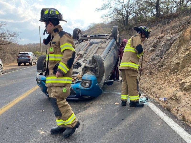 Vuelcan en un Chevrolet Beat en tramo de Los Mexicanos; atienden a dos hombres lesionados
