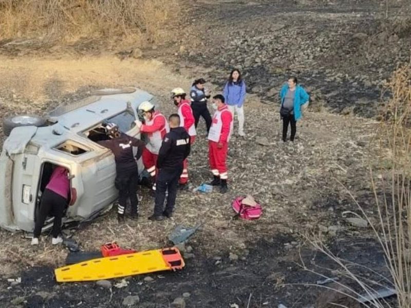 Rescatan a mujer fracturada y prensada en camioneta tras volcar en carretera rural de Acámbaro