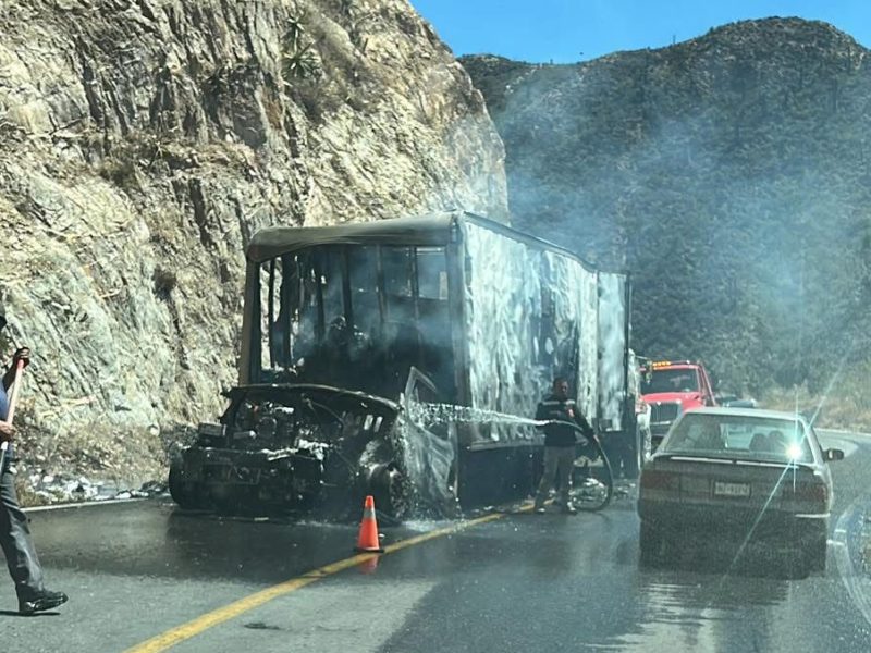 Vehículo de carga se incendia en la México–Tampico; no hubo lesionados