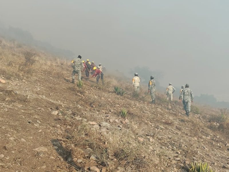 Permanece activo incendio en Tlaxiaca; dos más ya liquidados