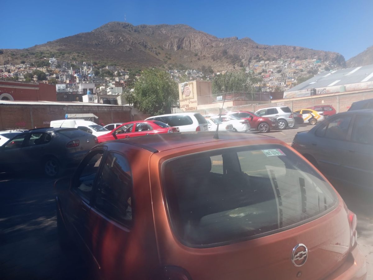 Sube tarifa único estacionamiento del mercado Benito Juárez