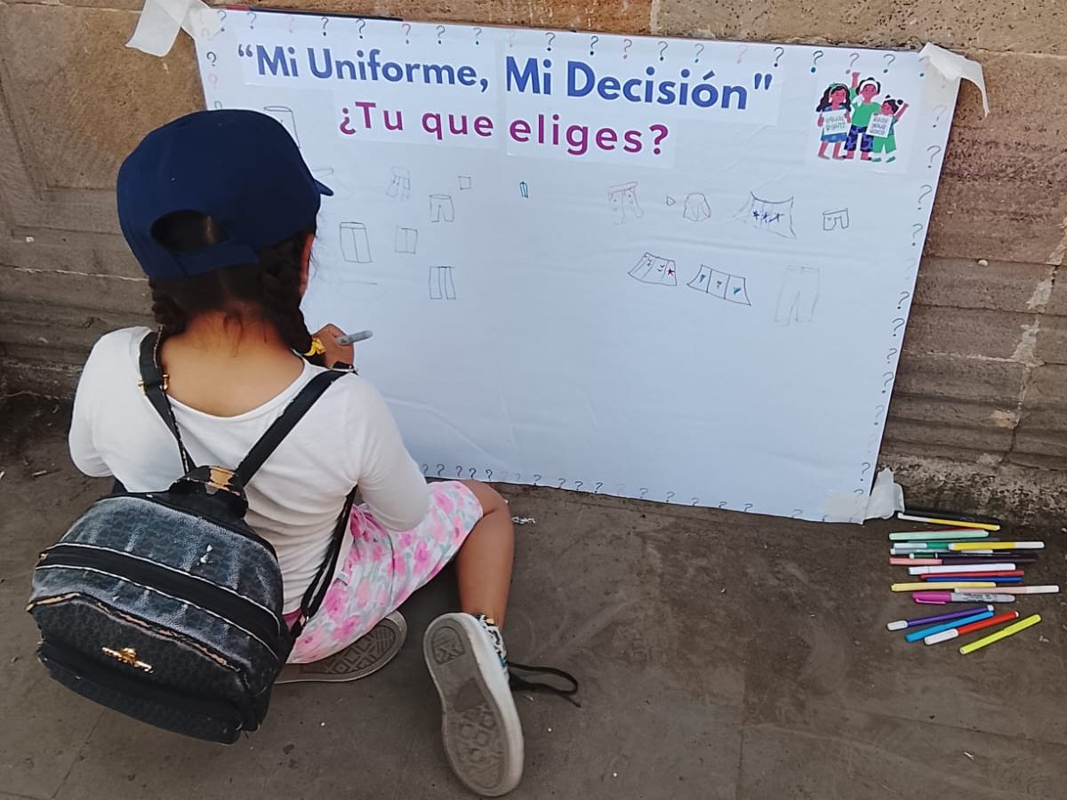 Niñas votan por uniforme neutro durante jornada del 8M en Tulancingo