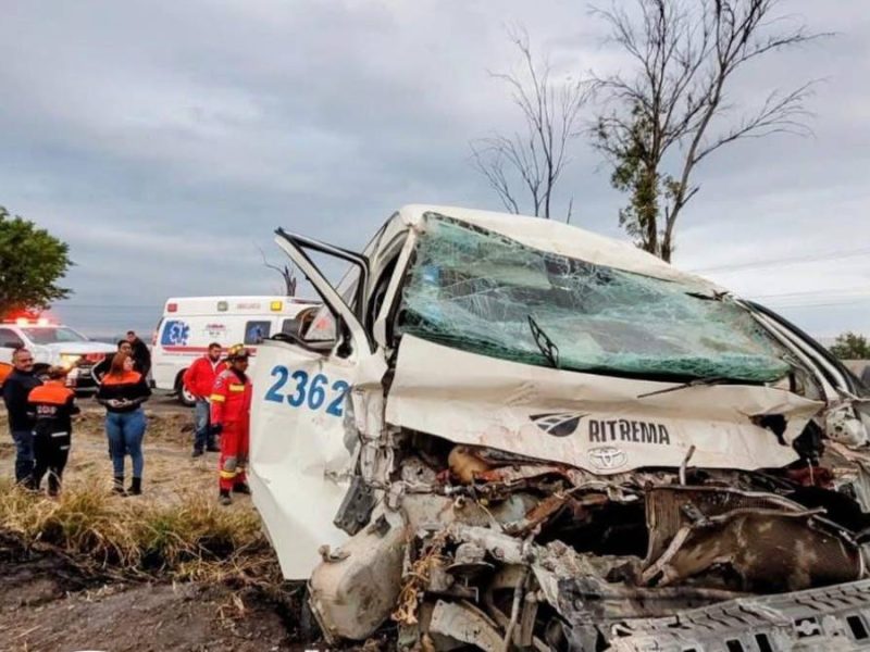 Tragedia en la Irapuato-Abasolo: Choque de transporte de personal deja un muerto y una herida
