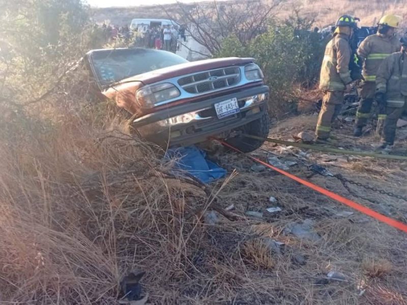 Choque fatal en Silao-San Felipe: Muere una mujer tras impactar contra patrulla de las FSPE; hay otros cinco heridos