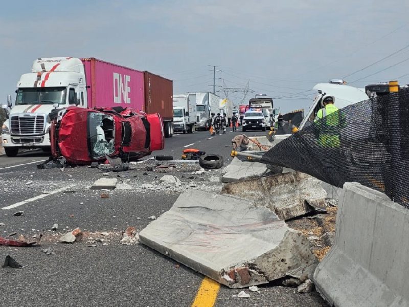 Aparatoso choque y doble volcadura en libramiento Celaya-Valle deja dos heridos