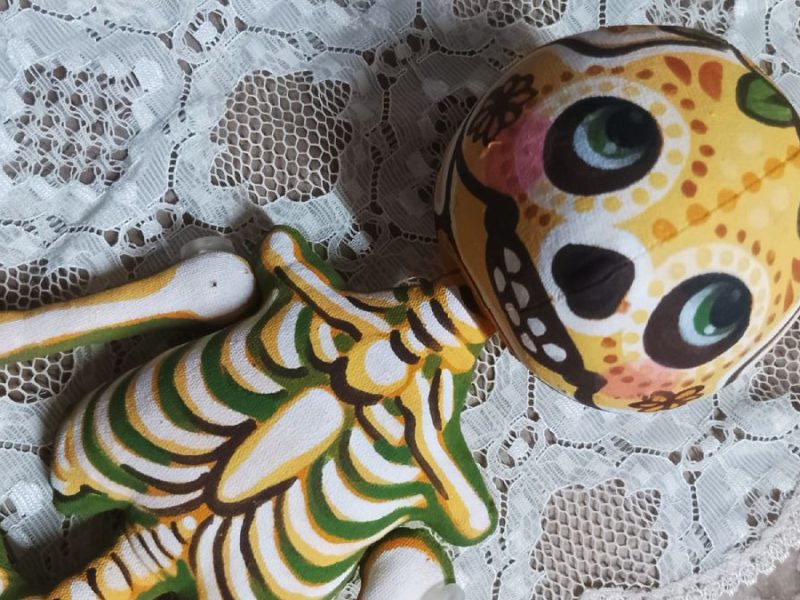 Vanessa Salas Orduño: La artista que transforma la nostalgia en muñecas de colección y arte textil