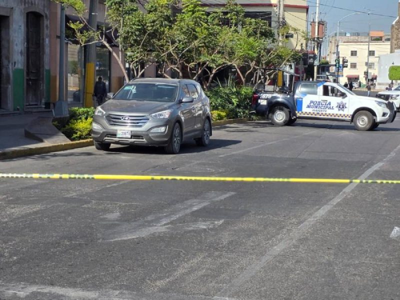 Pánico en el centro: Acribillan a conductor a un costado a la Presidencia Municipal de Irapuato
