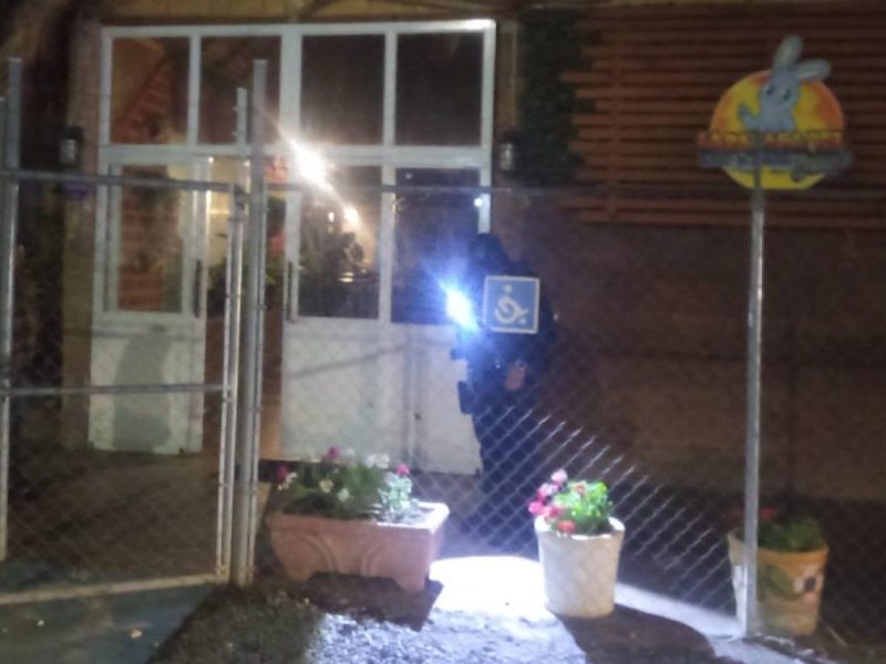 Truenan petardos contra restaurante de mariscos en Celaya; reportan daños materiales