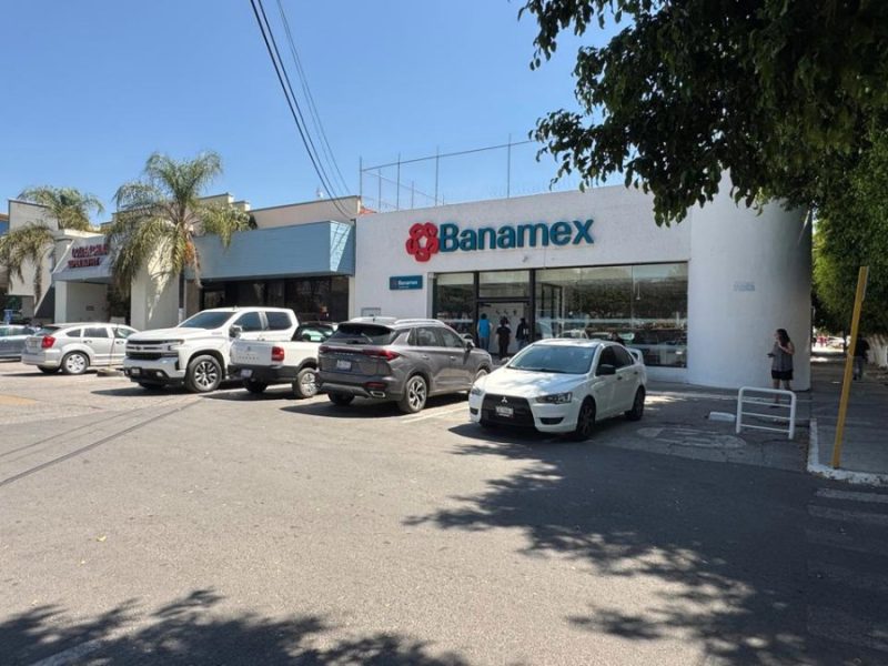 Asaltan a clientes dentro de sucursal bancaria