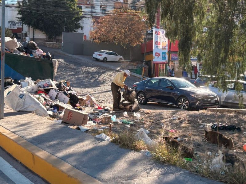 “La Vía” bajo montañas de basura; vecinos denuncian deficiencias en el servicio de recolección