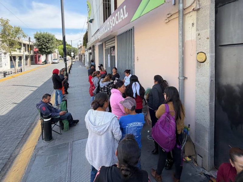 Viacrucis por becas municipales en Celaya: Padres esperan hasta 8 horas por una ficha