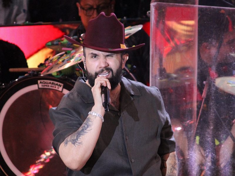 Carin León pone a cantar, bailar y hasta llorar en la Feria de las Fresas 2026