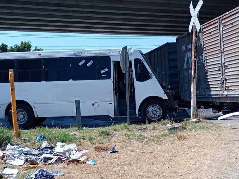 No lo ve venir: Tren realiza maniobras en reversa e impacta camión de pasajeros en Celaya